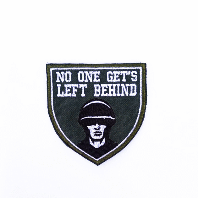 PATCH BORDADO NO ONE GET´S LEFT BEHIND 7,5 X 8 CM
